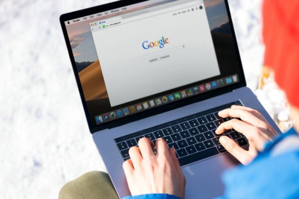 Tudtad, hogy a Google algoritmusai már képesek értelmezni a tartalom mögötti szándékot is – nem csak a kulcsszavakat? Google algoritmusai