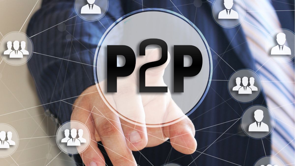Egy kéz mutat a P2P feliratra, amely a decentralizált hálózatok lényegét szimbolizálja.