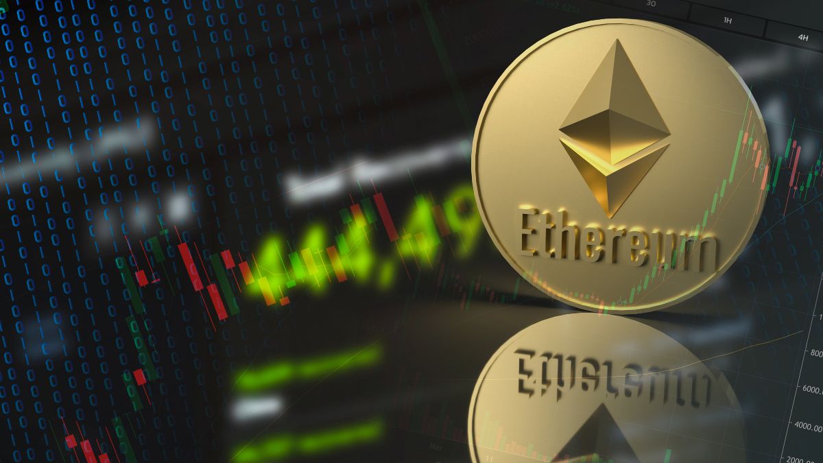 Egy arany Ethereum érme a háttérben digitális pénzügyi grafikonokkal.