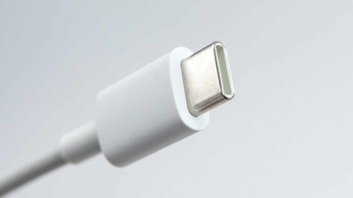 USB-C csatlakozó közelről, modern dizájnnal és sima felülettel.