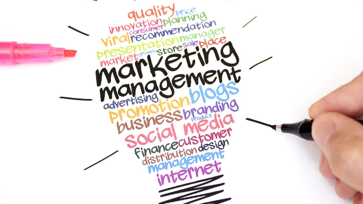 A marketing menedzsment szavak színes ábrázolása egy izzó formájában.
