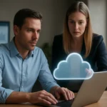 Két szakember az AWS Migration Hub használata közben, felhőszolgáltatást nézve.