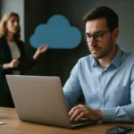 Férfi a számítógépén dolgozik felhőalapú adatvédelemmel kapcsolatosan.