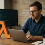 Programozó AWS Lambda logóval, kódfejlesztés közben.