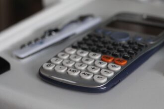 CASIO FX-991 CE X tudományos számológép közelről