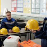 Munkavédelmi oktatás kereskedelmi környezetben, biztonsági sisakok