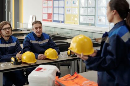 Munkavédelmi oktatás kereskedelmi környezetben, biztonsági sisakok