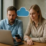 Két személy felhőtárhely megoldásokkal dolgozik egy laptop előtt.
