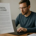 Férfi a GNU General Public License dokumentummal a számítógépe előtt