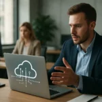Férfi laptop előtt, szolgáltatói felhő témában tárgyalva.