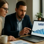Üzleti megbeszélés az MRR havi ismétlődő bevétel elemzéséről.