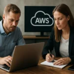 Két szakember az AWS felhőplatformmal kapcsolatos munkán dolgozik.