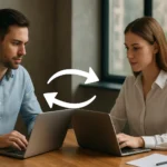 Két szakember kölcsönös linkekről beszélget egy asztalnál, laptopokkal.