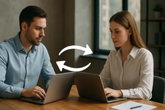 Két szakember kölcsönös linkekről beszélget egy asztalnál, laptopokkal.