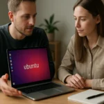 Két személy az Ubuntu operációs rendszert bemutató laptop előtt ül.