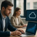 Férfi számítógépezik a felhőalapú megoldások használatával