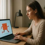 Nő egy laptop előtt, animált GIF-t megjelenítő képernyővel.