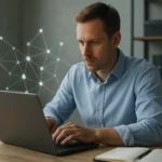 Férfi laptopon dolgozik, háttérben hálózati kapcsolat ikonok.