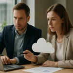 Két üzletember felhő alapú gazdasági elemzés közben