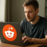 Férfi laptopon Reddit közösségi média platformon dolgozik.