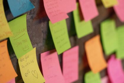 Színes Post-it jelölőcímkék a munkaterületen, hatékony jegyzeteléshez