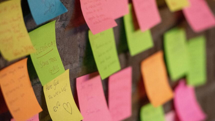 Színes Post-it jelölőcímkék a munkaterületen, hatékony jegyzeteléshez