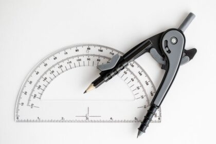 Matematika órához szükséges vonalzó és körző készlet